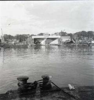 Zum Teil fertiggestellter Bau eines Großbunkers für deutsche U-Boote in einem Hafen an der französischen Atlantikküste