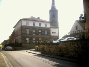 Ansicht von Norden aus dem Ort mit Kirche in ebener Lage am Ortsrand in Übersicht