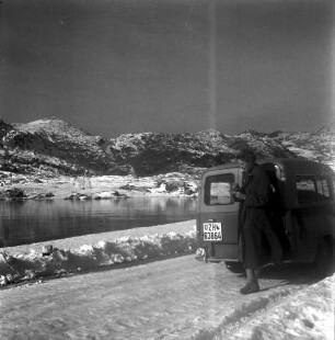 Keine Beschreibung [Schweizer Auto vor Bergsee]