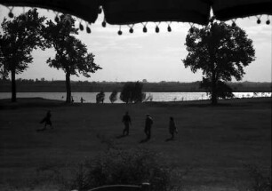Bukarest: Golfclub, Blick auf Golfplatz, Vordergrund Sonnenschirm