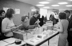 Freiburg: Katholische Akademie, am Büchertisch