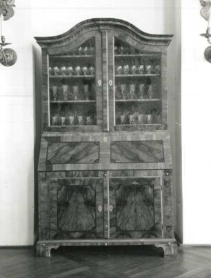 Gläserschrank : Schenktisch in Form eines Schreibschranks, 1727/1728