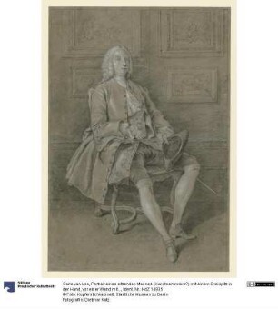 Portrait eines sitzenden Mannes (Kunstsammlers?) mit einem Dreispitz in der Hand, vor einer Wand mit gerahmten Gemälden