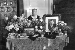 Roßwein. Alte Dame und ihr Geburtstagstisch mit Blumensträußen, einem Bild vom Obersalzberg und dem Portrait Adolf Hitlers