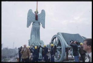 Abbau der Quadriga vom Brandenburger Tor, Umsetzen der Victoria per Kran