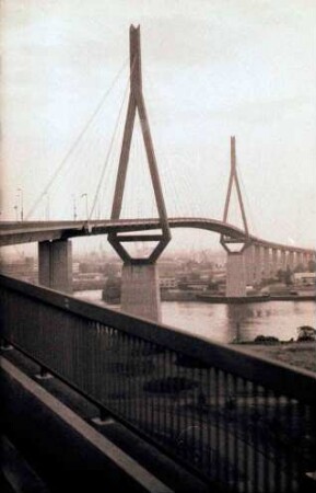Hamburg: Fahrt über die Köhlbrandbrücke