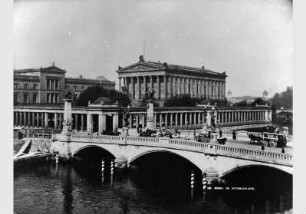 Blick von Osten über die Friedrichsbrücke zur Nationalgalerie und zum Neuen Museum
