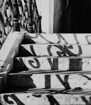 Architekturdetail. Treppe im Schattenspiel