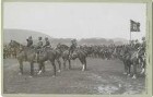 Kaisermanöver 1898: Abnahme der Parade durch Kaiser Wilhelm II., König von Preußen, Oberst von Thermo, General von Wittich und General von Coller vor langer Reihe von Offizieren mit preussischer Heeresdienstfahne, alle zu Pferd