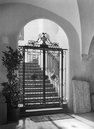 Gittertür : Gittertür. Schmiedeeisen (1801/1825). Villach: Museum der Stadt Villach, Paracelsus-Weiheraum