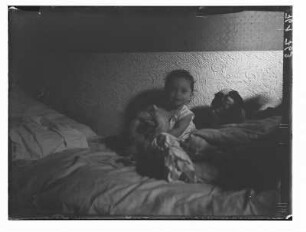 Dresden-Blasewitz, Regerstraße 22. Kinderbildnis von Friedrike Apel in der Wohnung auf dem Bett