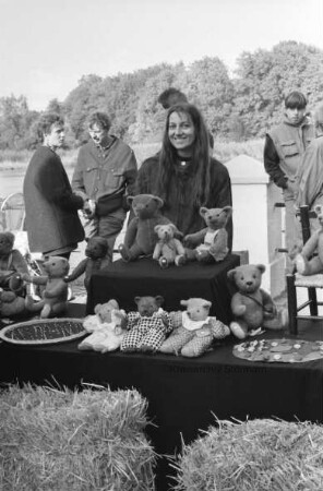 Kunsthandwerkermarkt an der Trittauer Wassermühle: Ariane De Ruffray aus Sandesneben mit handgearbeiteten Teddys