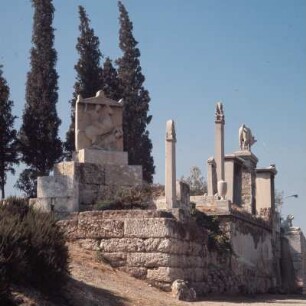 Athen. Kerameikós: Dexíleos, Agáthonos und Sosíkrates, Stier des Dionysos Kollytos. Ott9