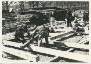 Gemeinsames Errichten von Bauernhäusern in Steinhausen