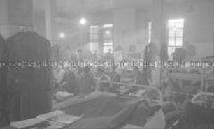Selbstversenkung des Hochseepassagierdampfers "Columbus" am 19. Dezember 1939, Besatzungsangehörige im Internierungslager auf Ellis Island, im Schlafsaal auf einfachen Feldbetten sitzend