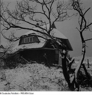 Bei Dierhagen. Haus hinter den Dünen
