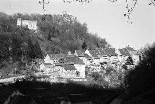 Pfirt, Ferrette: Blick auf Ort mit Burg