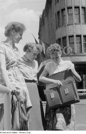 Drei junge Frauen an einer Kreuzung