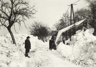 Fischbach, Greifbagger bei Schneeverwehungen