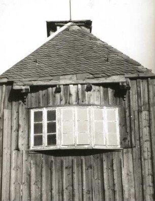 Rehefeld-Zaunhaus, Alter Schulweg 4. Alte Schule. Drillingsfenster an der Giebelseite im Obergeschoss