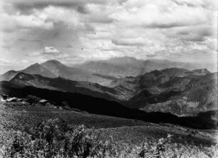Blick zum Rio Grande : Links im Bild Häuser von Chaquilaguna. Blick auf den Flusslauf des Rio Grande in der Bildmitte. Dahinter die Gebirgszüge den Cerro de Catari und Cerro Sipotendi.
