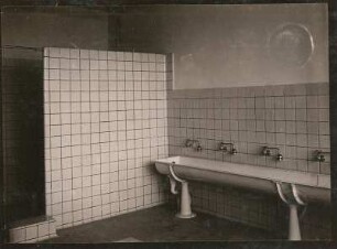 Leipzig. 31. Volsschule. Waschraum der Turnhalle