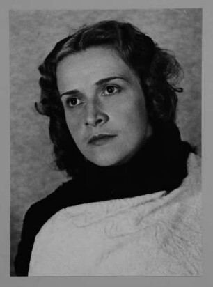 Porträt Elisabeth Reichelt (1910-2001; Koloratursopranistin). Reproduktionspositiv nach Fotografie von Gerhard Laßig. Staatsoper Dresden, 1942/1943