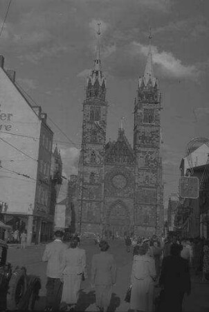 Nürnberg: Gesamtansicht der St. Lorenzkirche mit Fußgängern im Vordergrund