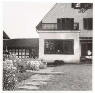 Garten Hermann Leinweber, Berlin-Schlachtensee: Haus Gartenseite mit Mäuerchen, Stufen und Plattenweg