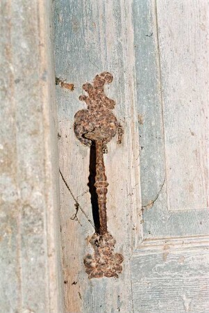Hörn 23: Hofanlage: Fachwerkdurchfahrtshaus von 1753: in Verfall: Innenansicht, Detailaufnahme: Türgriff und Beschlag aus Schmiedeeisen