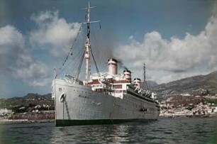 Die RELIANCE auf Reede vor Funchal/Madeira : Reisefotos Madeira. Hafen von Funchal. Kreuzfahrtschiff "Reliance" (Stapellauf 1914 / Ablieferung 1915) der Hamburg-Amerikanische Packetfahrt-Actiengesellschaft (HAPAG)