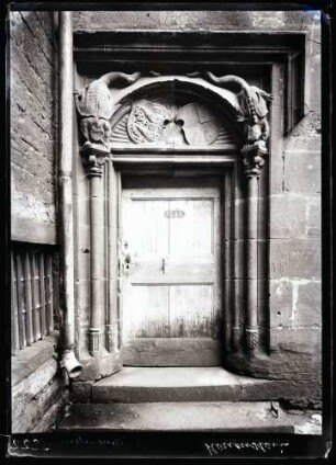 Schloß; Portal im Schloßhof