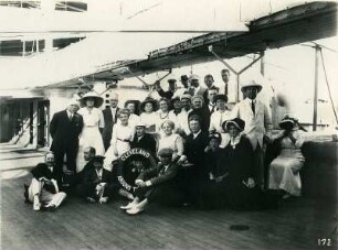 Gruppenbild an Deck des Hochseepassagierdampfers "Cleveland"