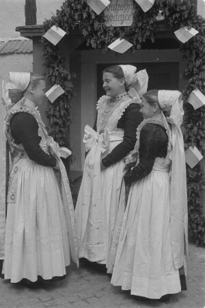 Mädchen als Brautjungfern in sorbischer katholischer Tracht. : Družki na kwasu w čornym pjezlu.