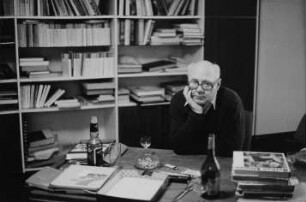 Dr. Erhard Frommhold, Cheflektor des Verlags der Kunst, in seinem Arbeitszimmer