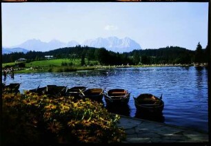 Kitzbühel: Gasse zum Friedhof zur Stadt [Kitzbühel, Schwarzsee und Kaisergebirge]