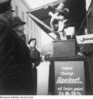 Berlin, Reklame für oberbayerisches Alpenbrot auf dem Weihnachtsmarkt