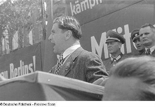 Aufnahmen von den Feierlichkeiten zum 1. Mai 1946 in Berlin : Hans Jendretzky am Rednerpult auf der Tribüne am Berliner Schloss