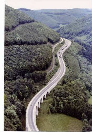 Trassierung, am unteren Bildrand Todsburgbrücke