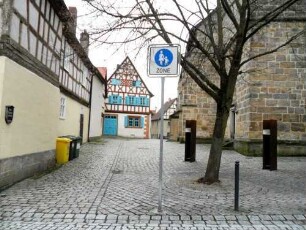 Stadtkirche - Kirchhof im Süden nach Westen mit angrenzenden Gebäuden in Übersicht