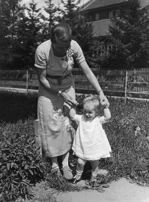 Kinderbilder. Kleines Mädchen beim Laufenlernen