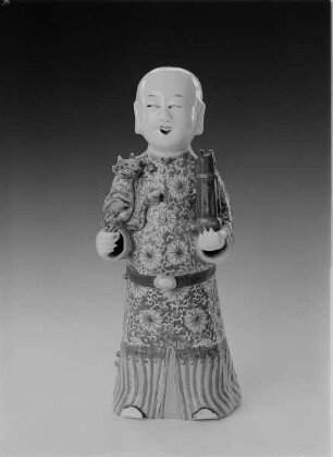 Knabenfigur mit Lotoszweig und Mundorgel : Zwei Genien der Eintracht und stehende Knabenfigur mit Lotoszweig und Mundorgel. China, um 1786/1800. Porzellan, Aufglasurmalerei; Höhe 20,5 cm. Dresden: Staatliche Kunstsammlungen Dresden (SKD), Porzellansammlung P. O. 4559/36237 a (Rosa Familie), P. O. 4559/36237 b (Rosa Familie), P. O. 4560 (Rosa Familie). Reichel (1993) Kat. Nr. 70