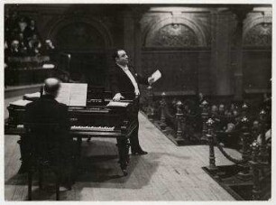 Der Sänger Benjamino Gigli im Concertgebouw in Amsterdam. rechts: Benjamino Gigli, links: Luigi Penazzi
