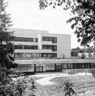 Krankenhäuser: Krankenhaus Reinbek St. Adolf-Stift: Hamburger Straße: Mittelbau vor Fertigstellung mit Namenszug: vorn unbefestigtes Außengelände mit Gehweg: rechts Treppe: rechts und links Bäume