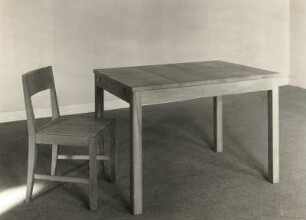 Moderne Möbel. Rechteckiger, ausziehbarer Tisch und ein Stuhl