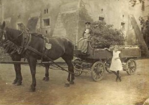 Meusegast (heute: Dohna-Meusegast). Rittergut. Zweispänniger mit Milchkannen beladener Pferdewagen mit Kutscher und Mädchen
