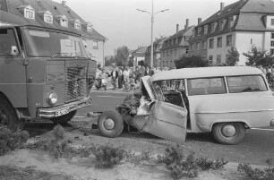 Verkehrsunfall mit Todesfolge zwischen einem PKW und einem LKW an der Ecke Herrenalber Straße und Diakonissenstraße.