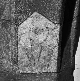 Hockendes kleines Männchen