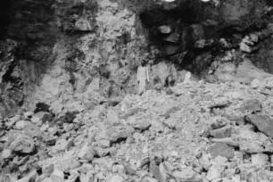 Glimmerschiefer : Mann auf Abraum eines Glimmerschieferbruches