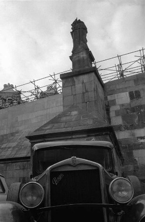 Prag : In Prag, unter der Karlsbrücke mit Praga